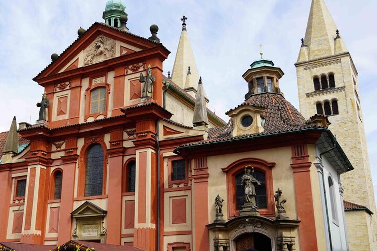 um grande edifício com uma torre e uma igreja