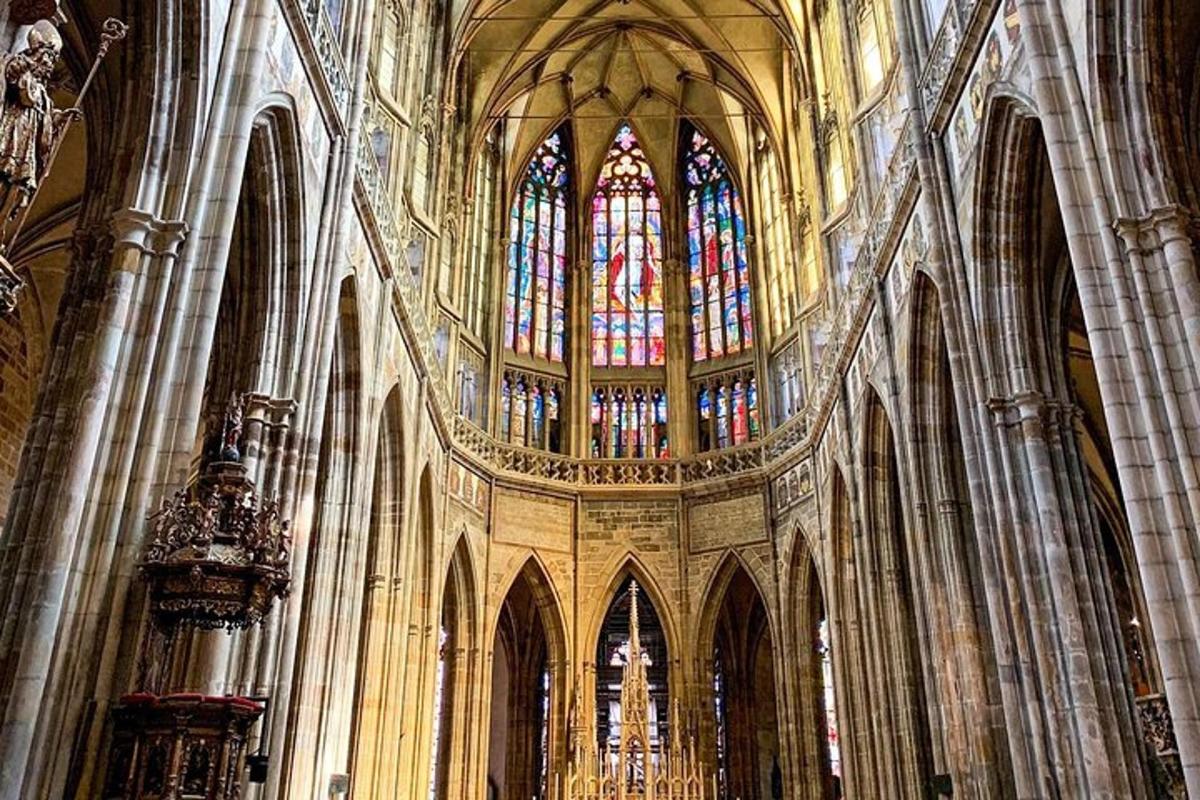 una chiesa con una grande cattedrale con vetrate colorate