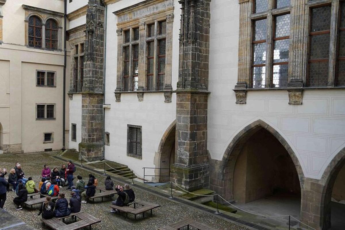 hópur fólks sem stendur fyrir framan byggingu