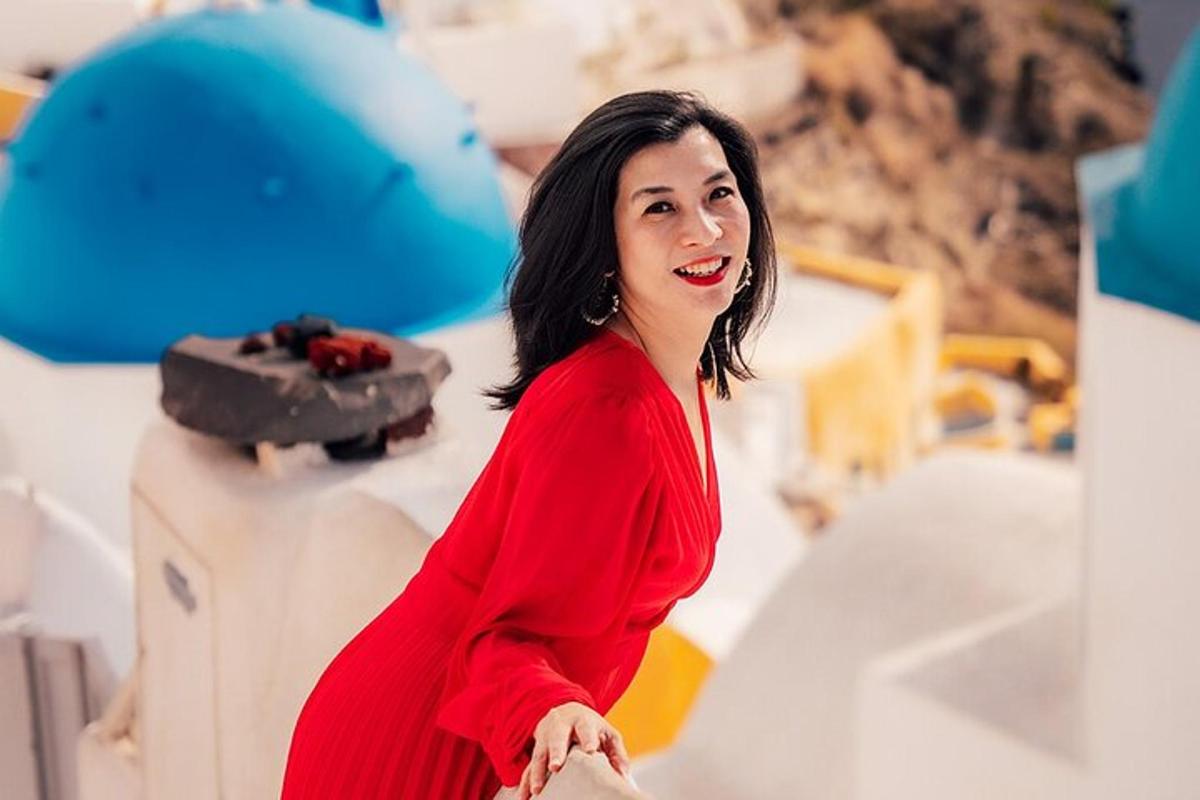 uma mulher de vestido vermelho parada em uma sala
