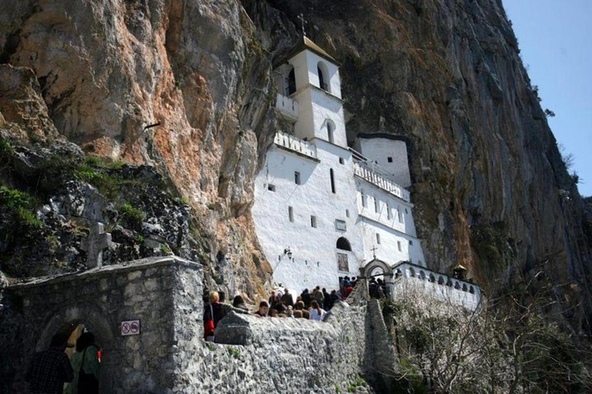 um castelo na encosta de uma montanha
