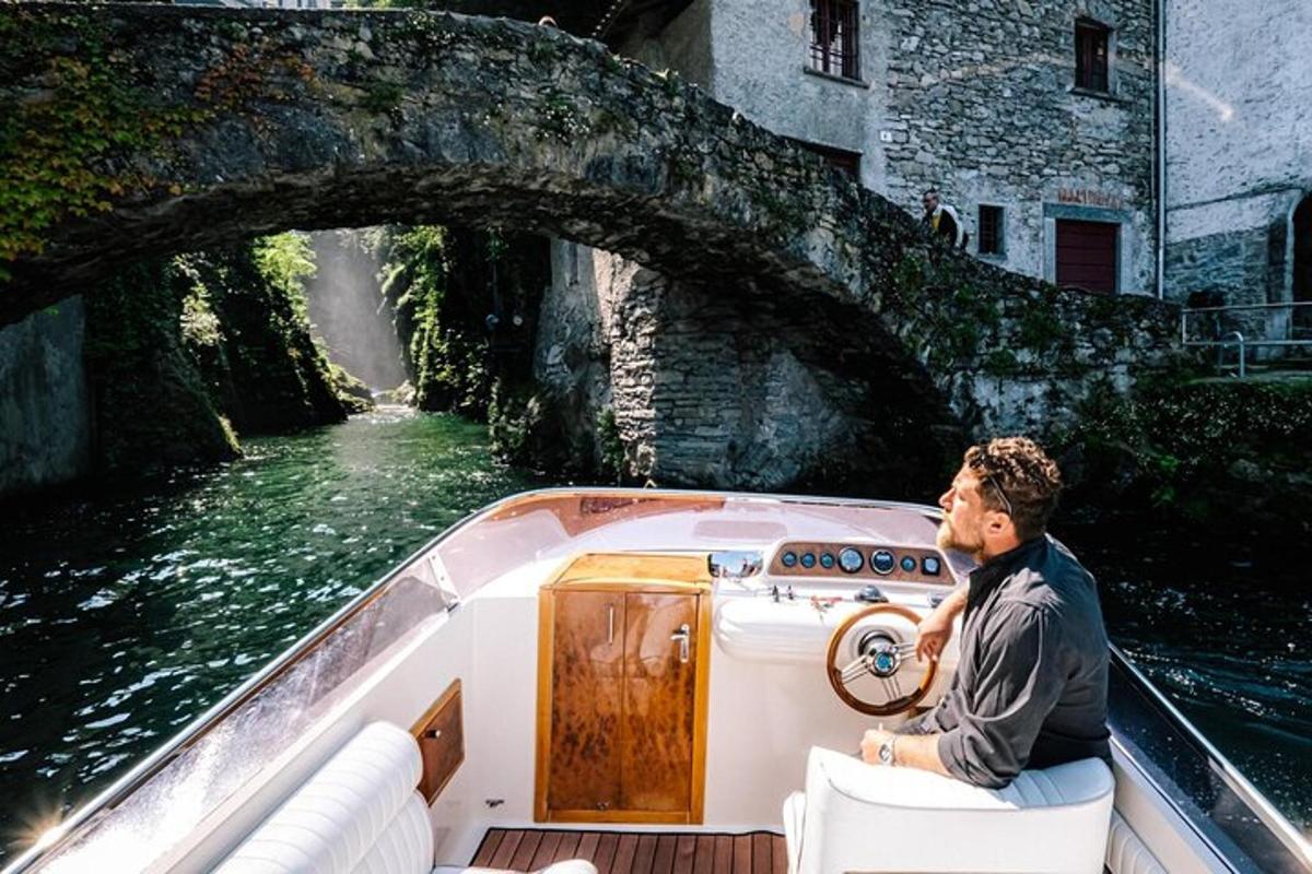 un uomo seduto su una barca su un fiume