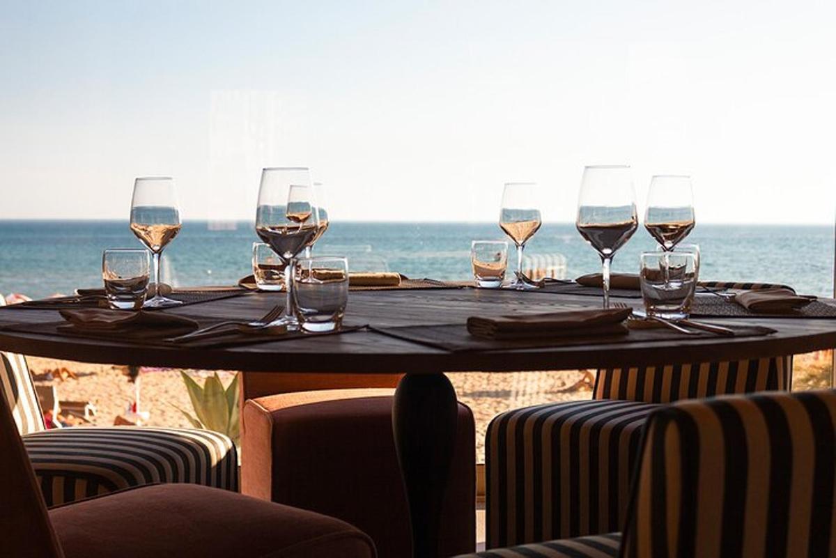 un tavolo con bicchieri di vino sulla spiaggia