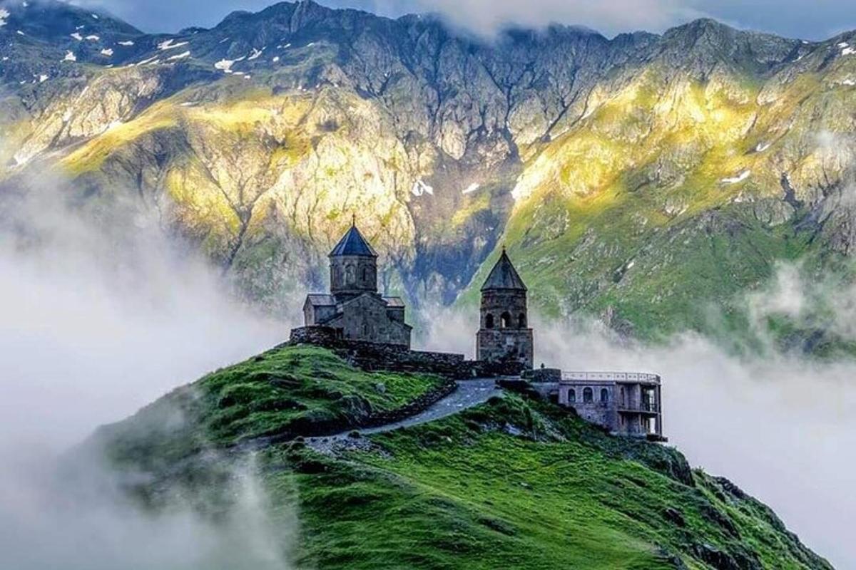 hrad na vrcholu kopce v oblacích