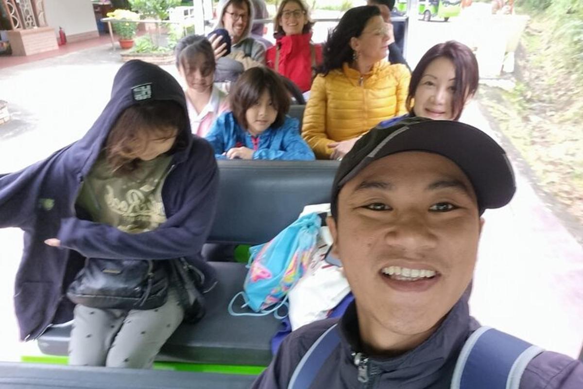 um menino usando um chapéu em um ônibus