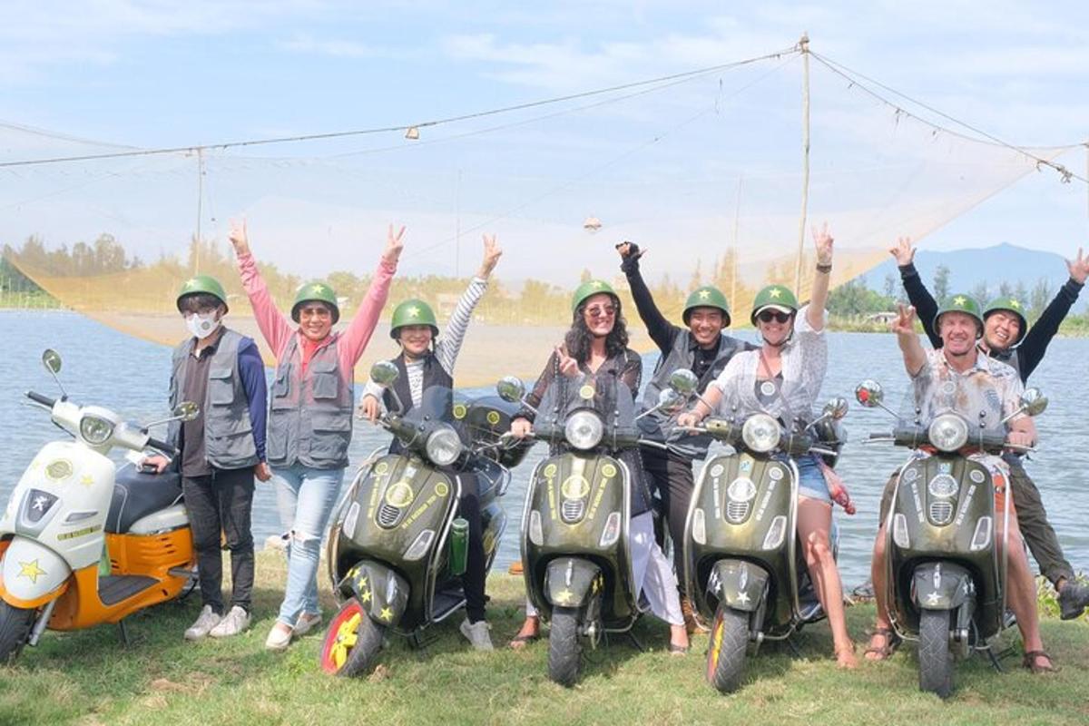 un gruppo di persone su scooter davanti all'acqua