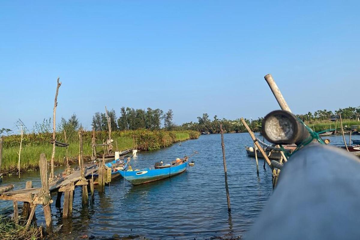 un gruppo di barche è attraccato su un fiume