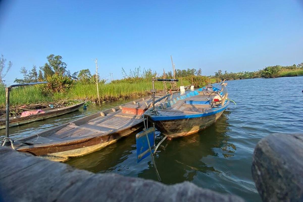 due barche sono attraccate a un molo sull'acqua