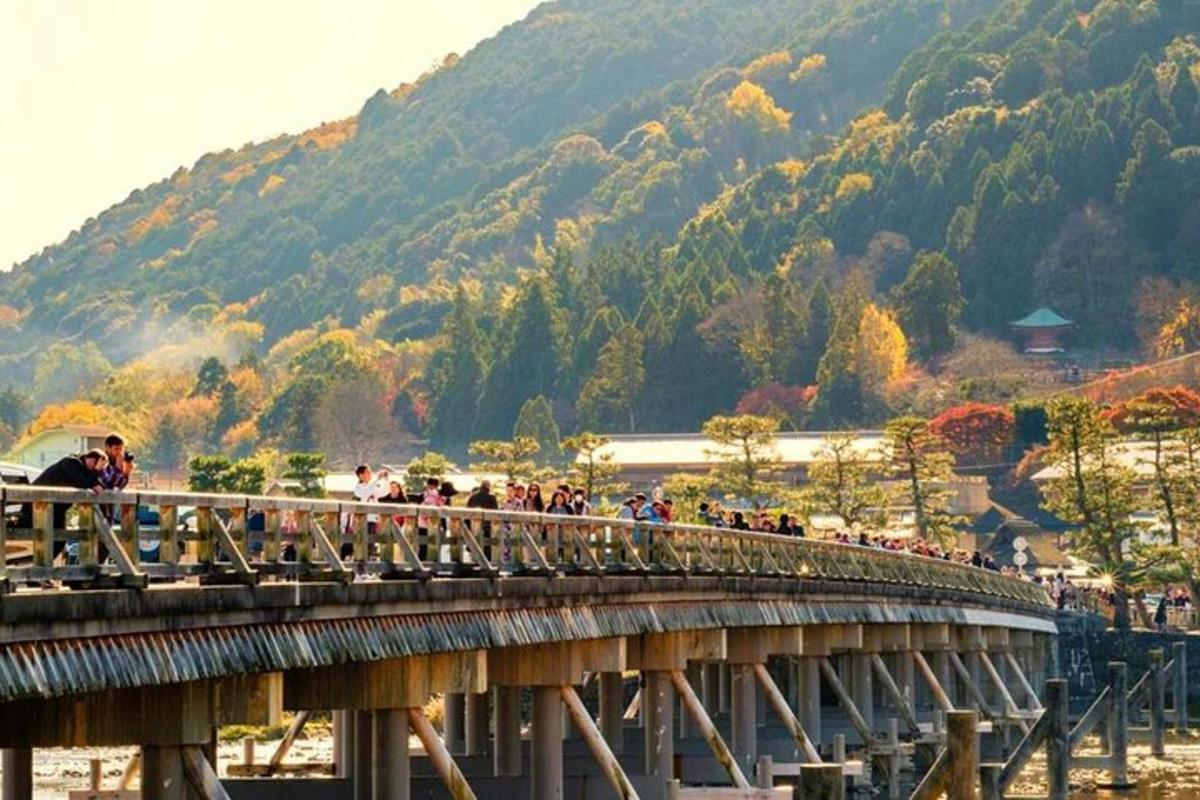 un gruppo di persone che camminano su un ponte