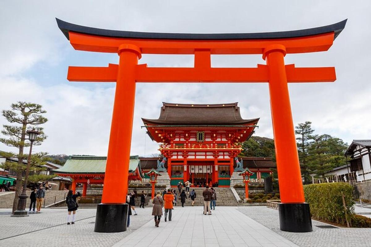 un cancello torii arancione davanti a un edificio