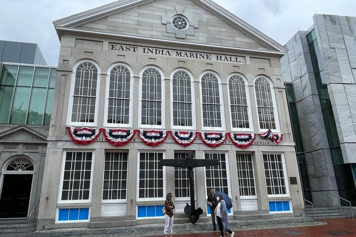 un edifici amb banderes americanes a la façana