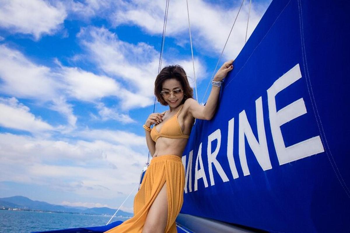 seorang wanita berdiri di sisi perahu