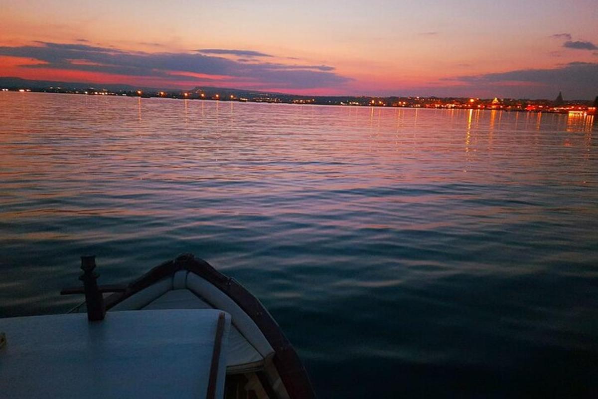 una barca in uno specchio d'acqua al tramonto