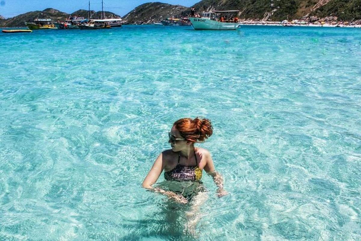 una donna in piedi nell'acqua dell'oceano