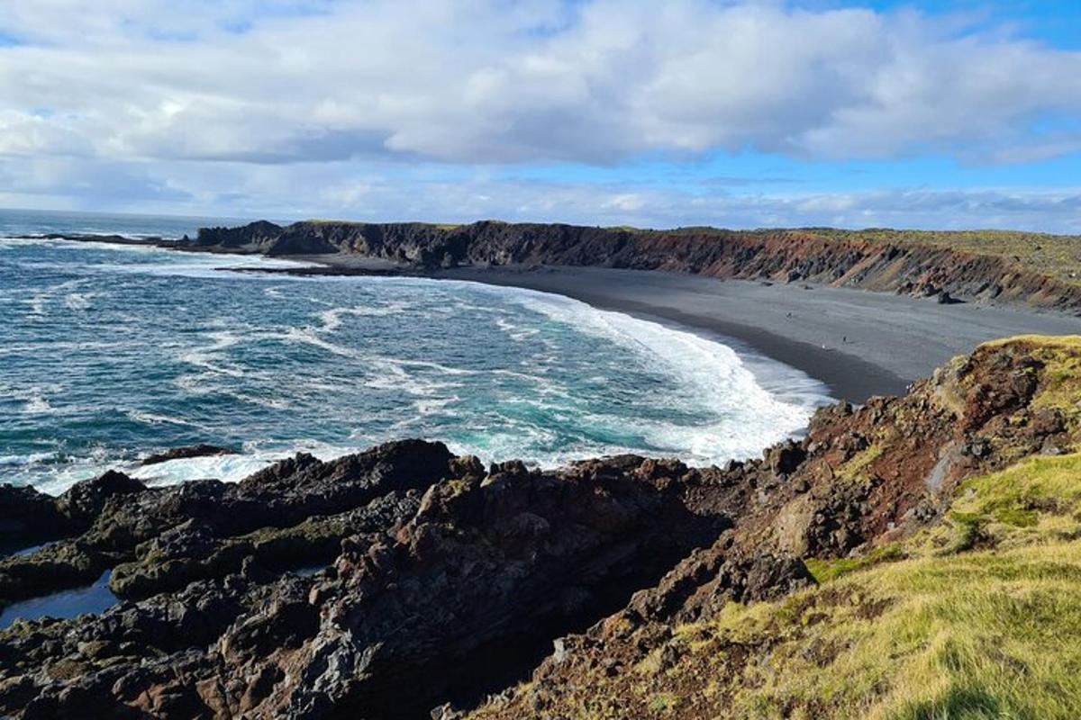 egy fekete strand kilátása az óceánnal