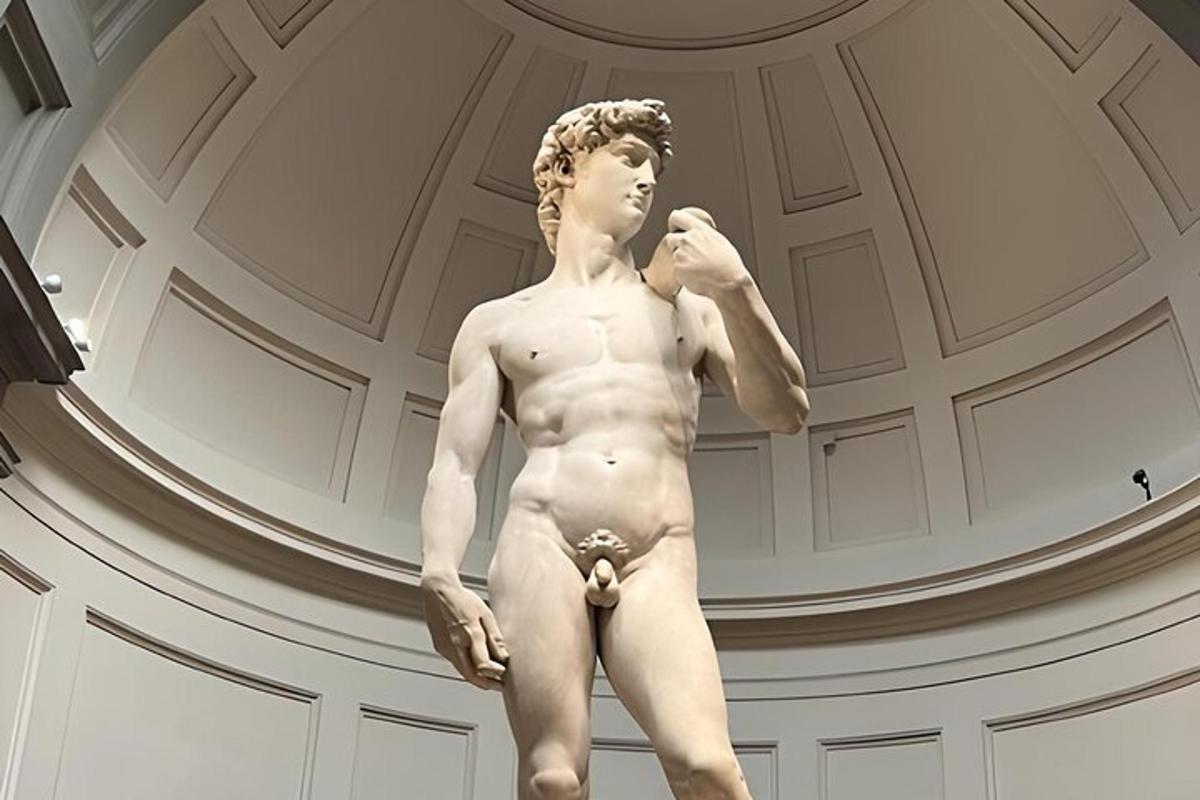 Una estatua de un hombre de pie en un edificio.