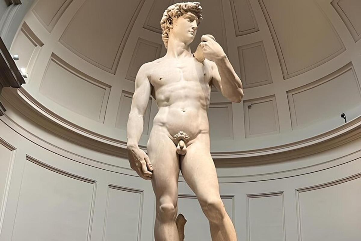 una statua di un uomo in piedi in un edificio