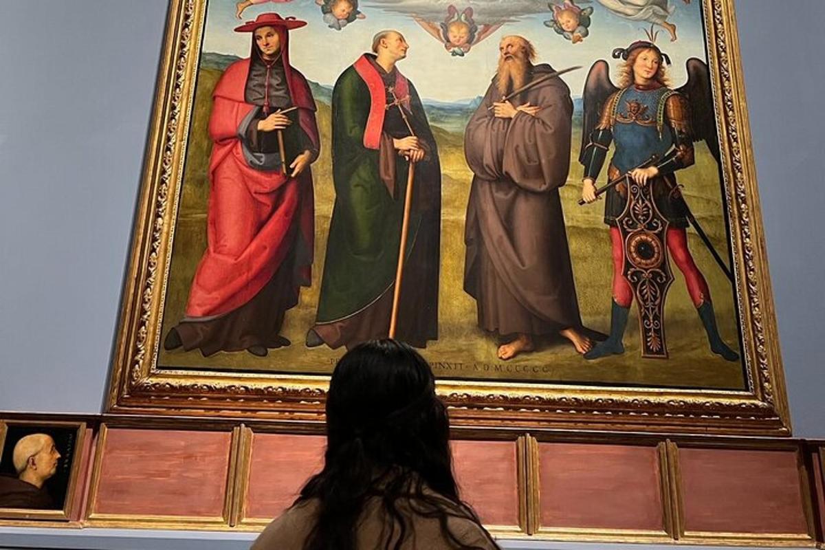 una mujer mirando un cuadro en un museo