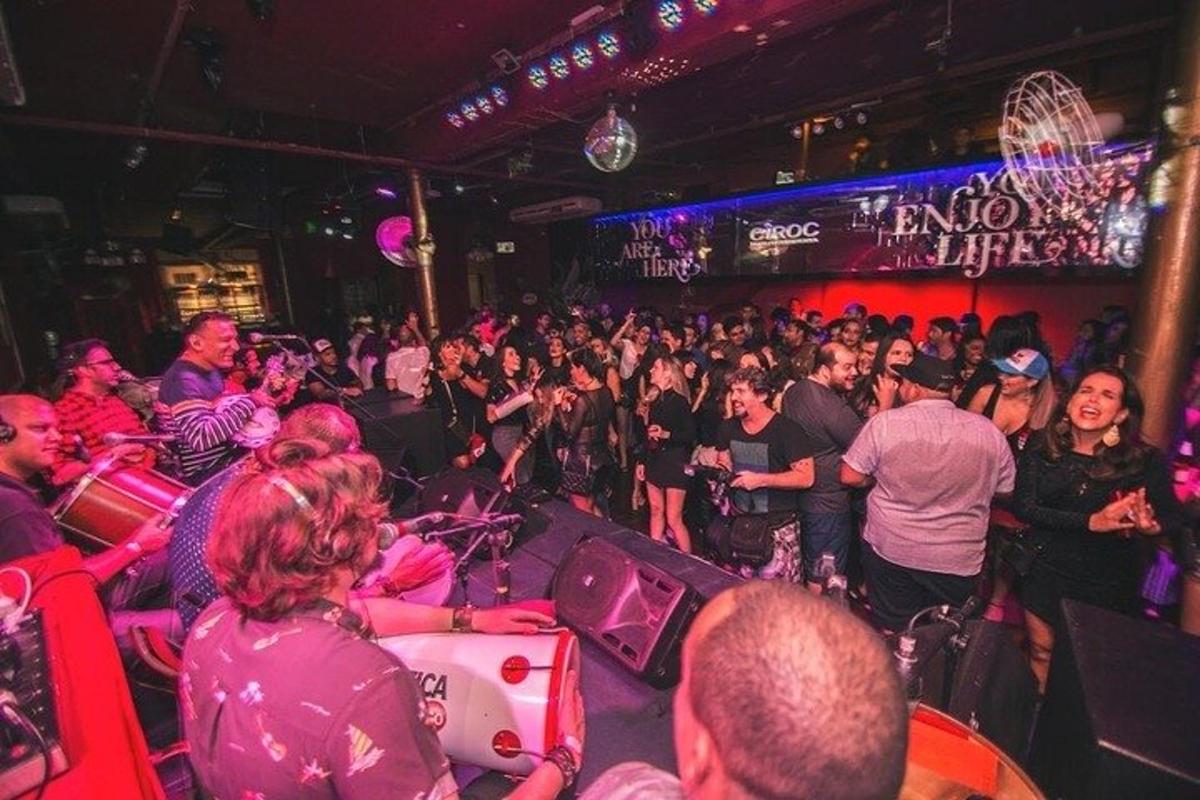 una grande folla di persone in una stanza con un concerto
