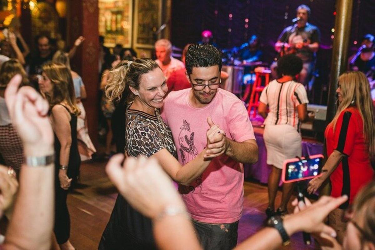 un uomo e una donna che ballano su una pista da ballo