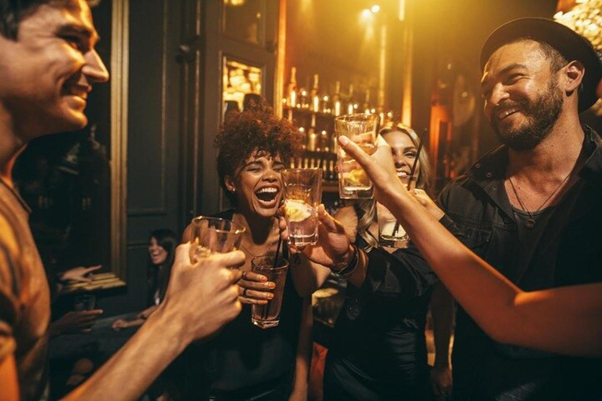 un gruppo di persone che bevono vino in un bar