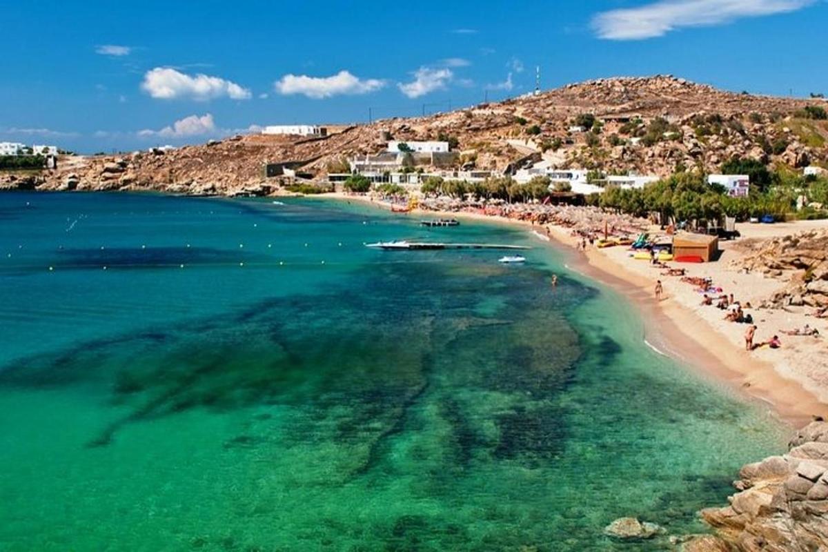 una spiaggia con un gruppo di persone in acqua