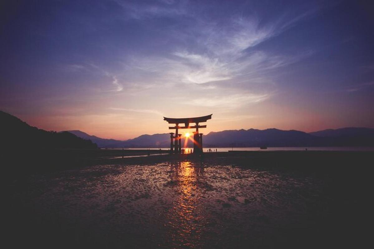 un cancello torii nell'acqua al tramonto