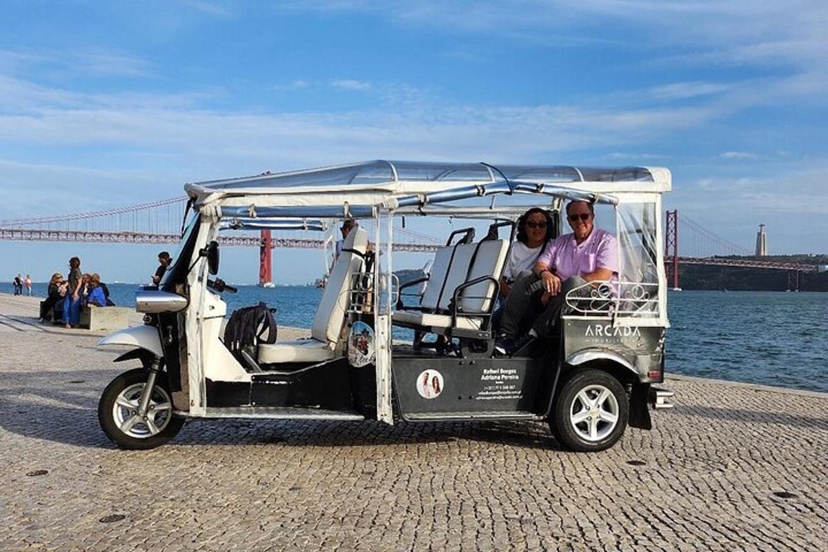 dva lidé sedící v golfovém vozíku u vody