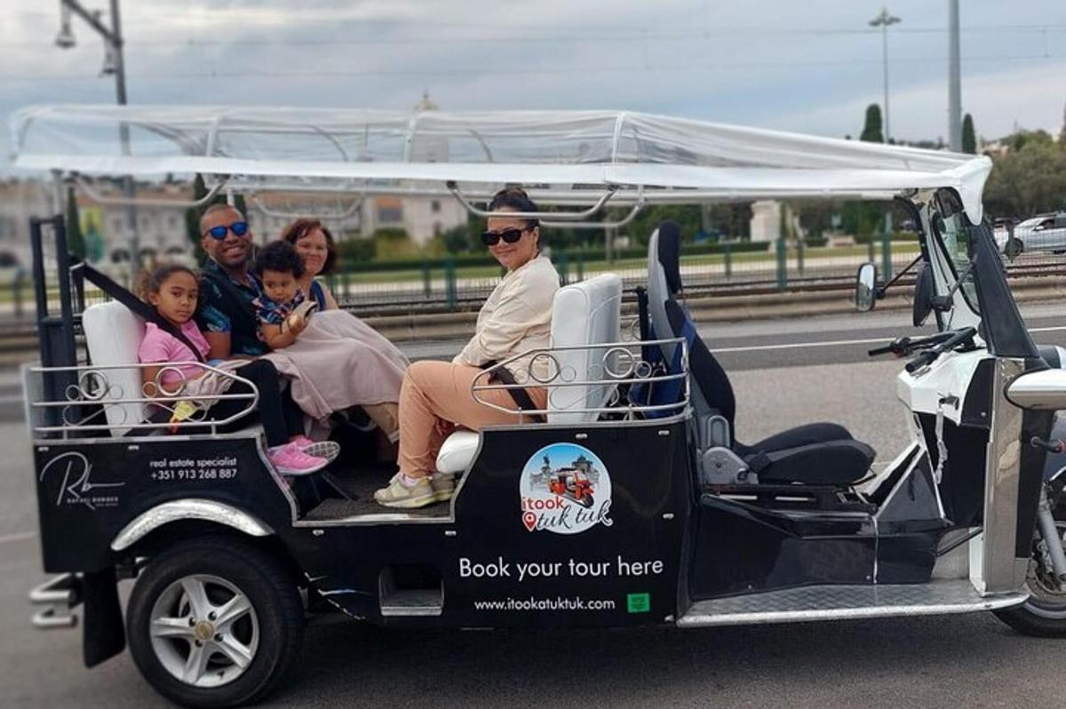 skupina lidí jedoucích v golfovém vozíku
