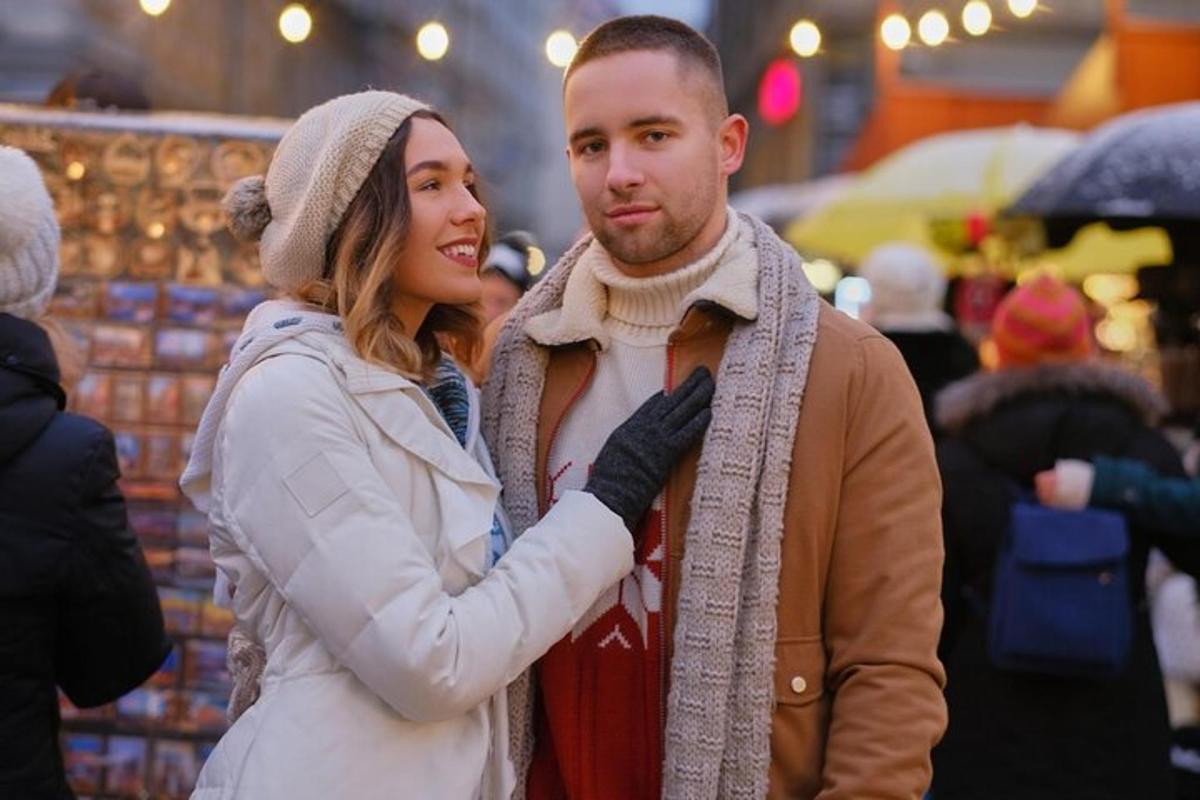 un uomo e una donna in piedi in un mercato