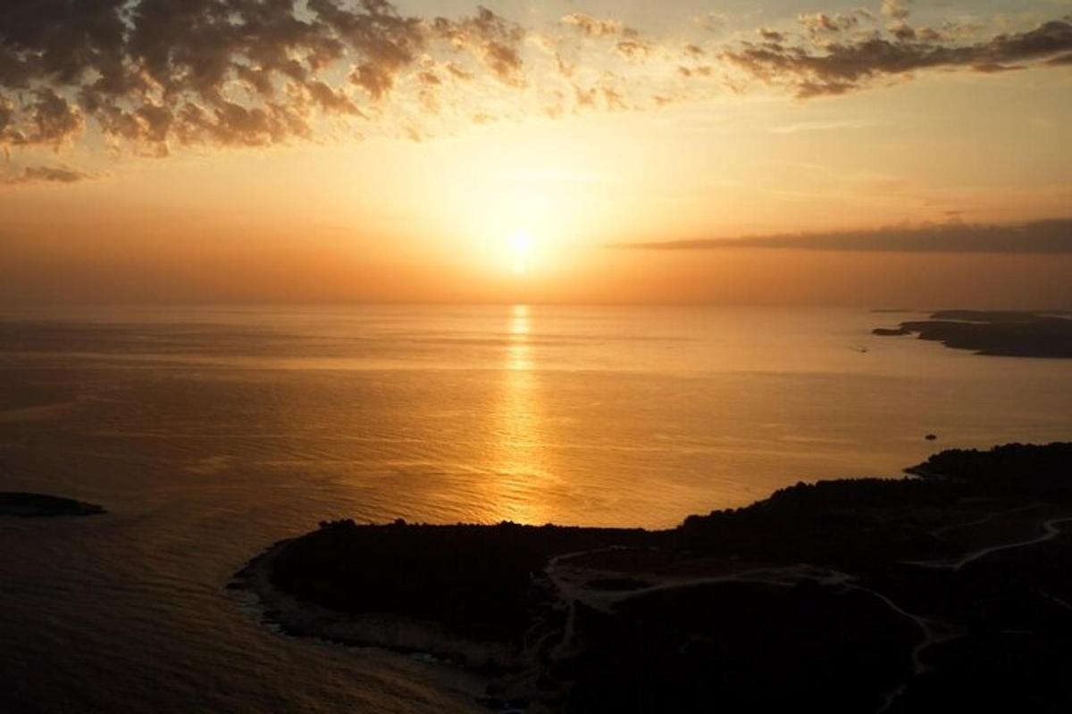 západ slunce nad oceánem se sluncem na obloze