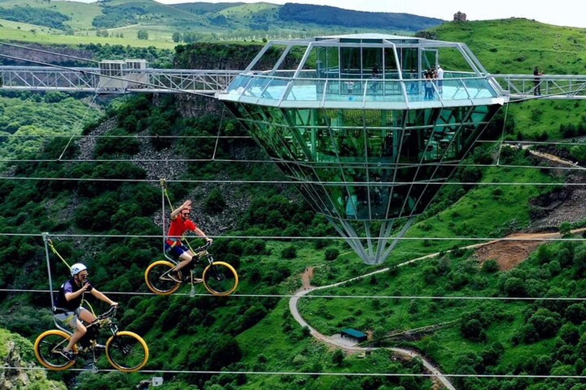 due persone in bicicletta su una teleferica