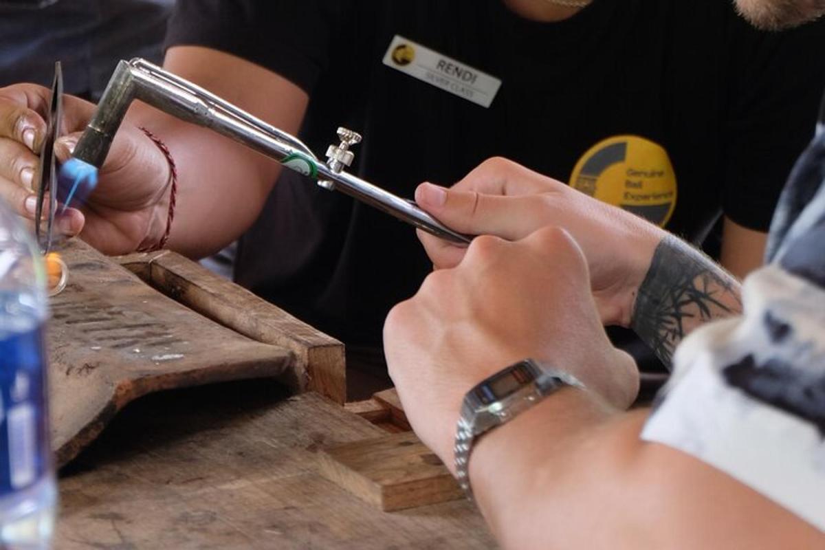 sekumpulan orang yang mengerjakan sekeping kayu