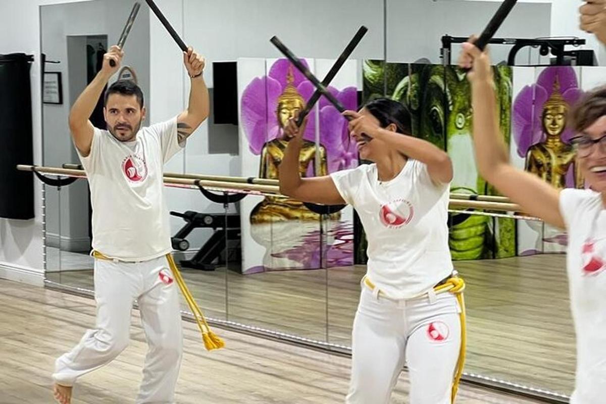 un grup de persones que realitzen una dansa amb rems