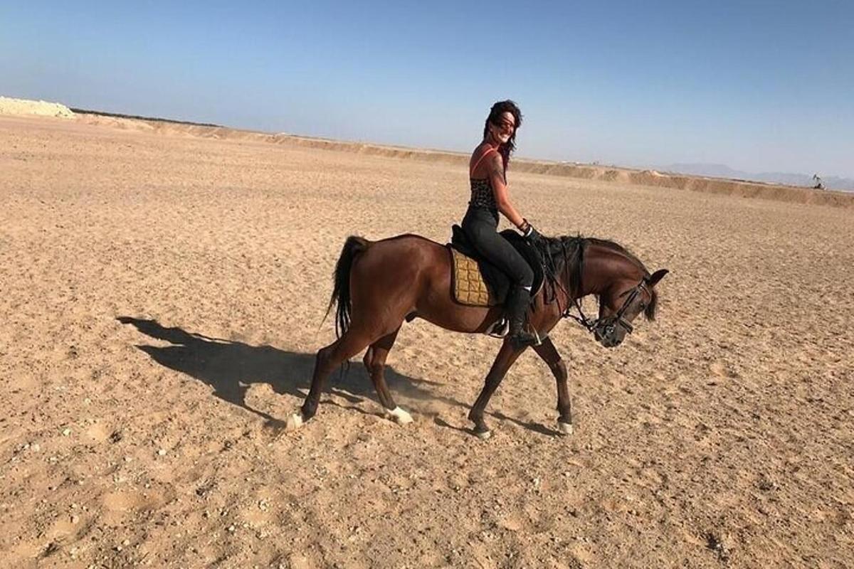 una donna a cavallo nel deserto