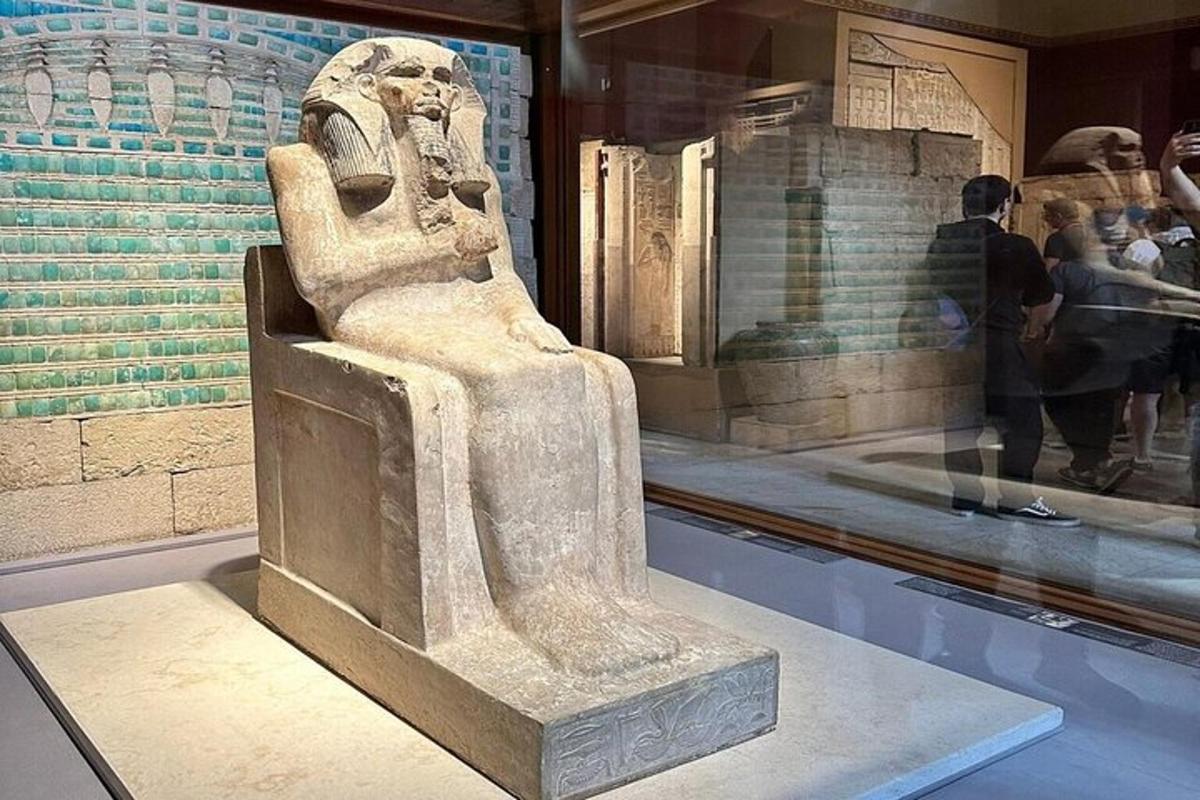 una estatua en una vitrina en un museo