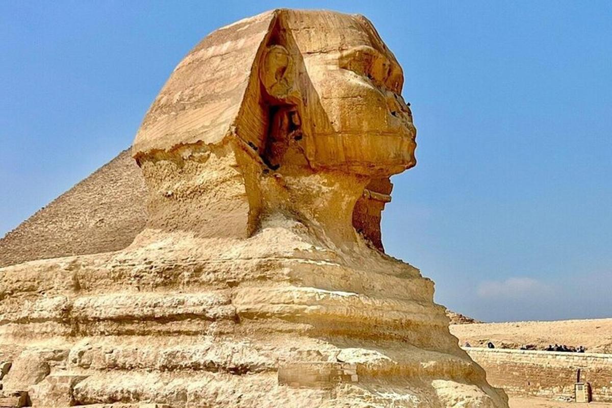 socha Anubise vedle pyramidy