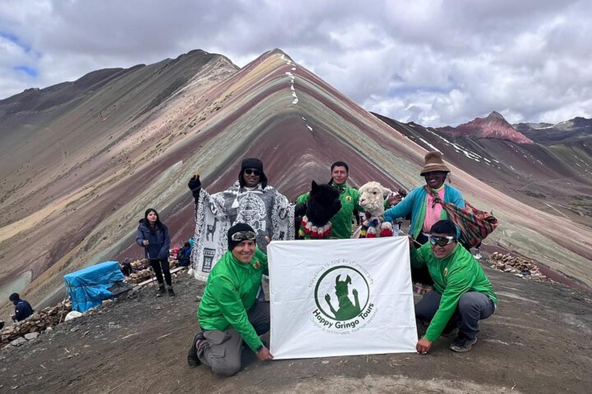 eine Gruppe von Menschen, die eine Flagge auf einem Berg halten