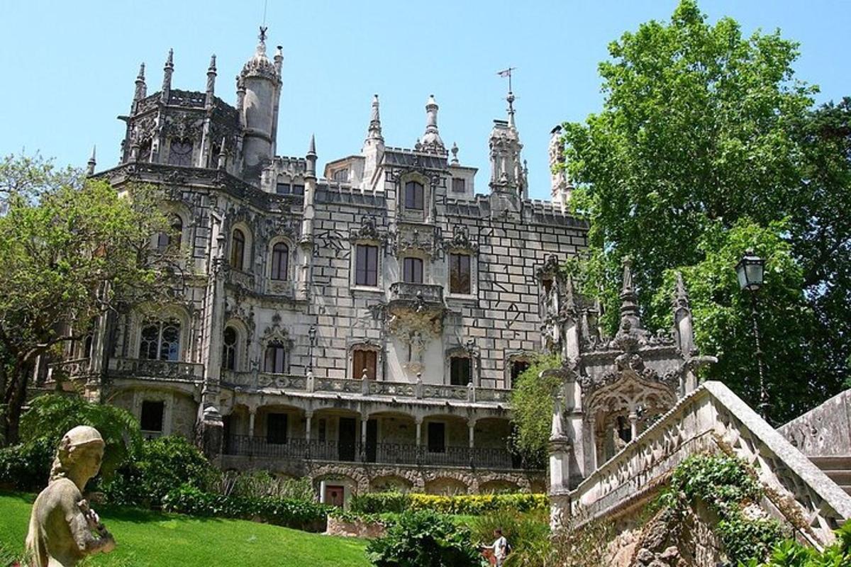 un vecchio castello con una statua di fronte