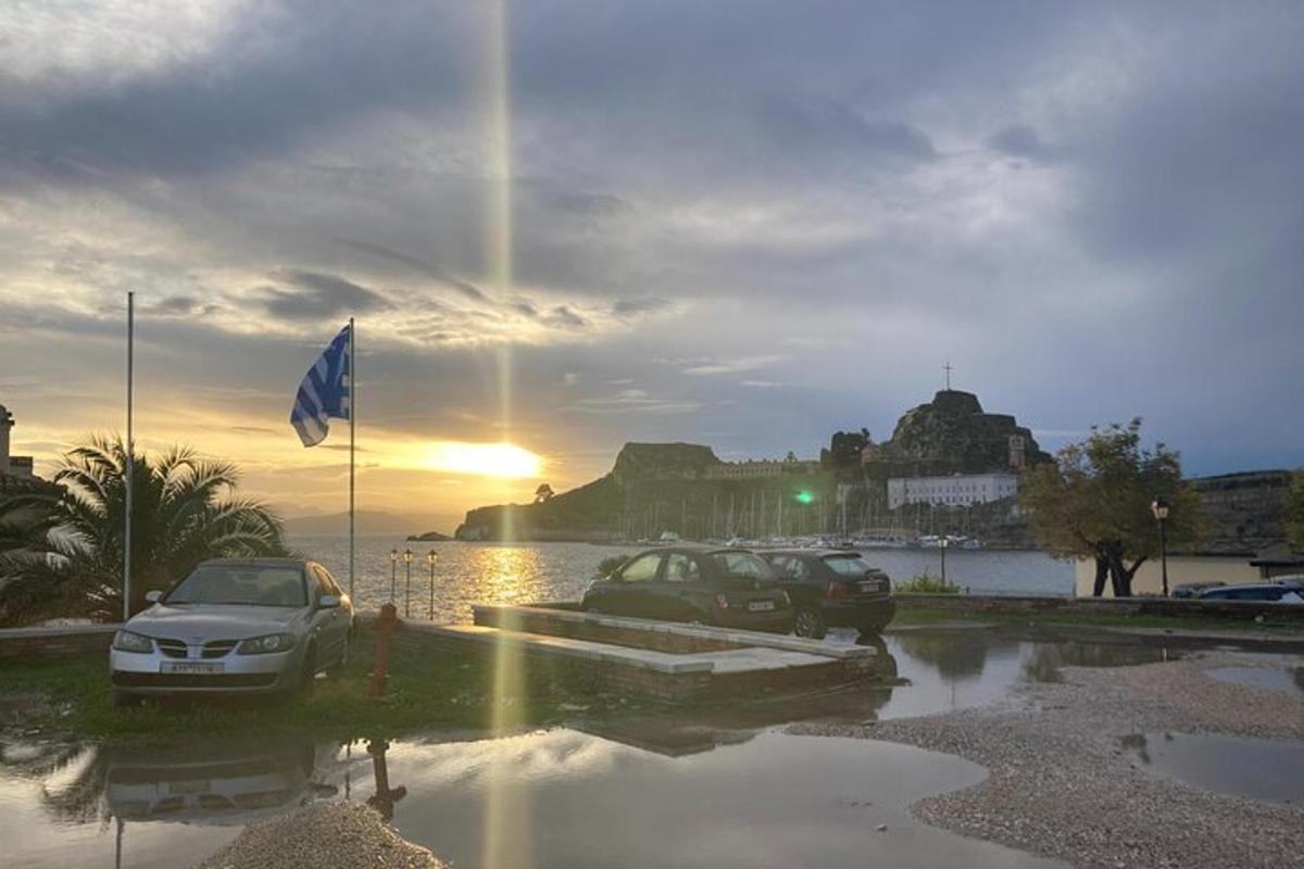 due auto parcheggiate in un parcheggio di fronte all'acqua