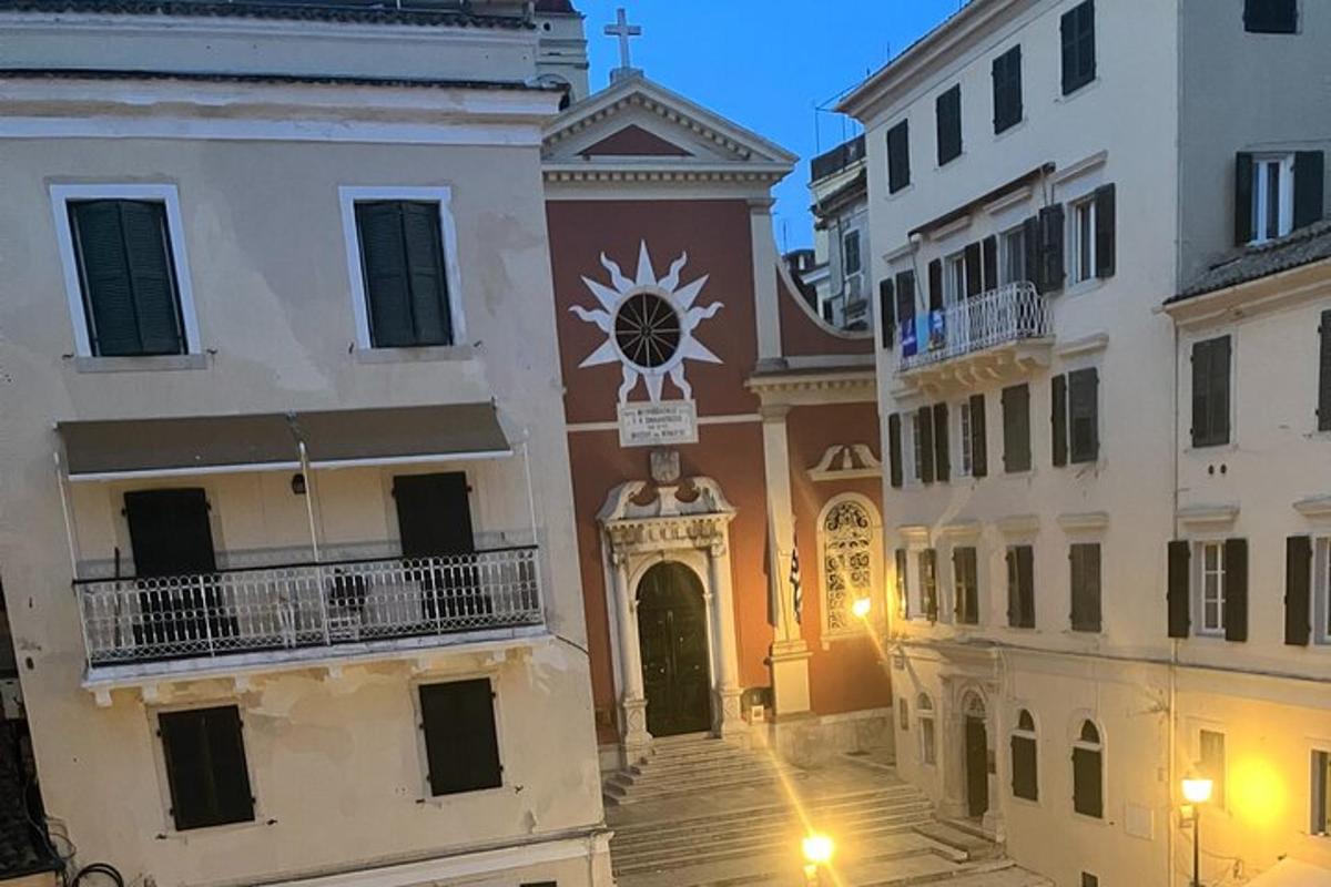 un edificio con una torre dell'orologio al centro di due edifici