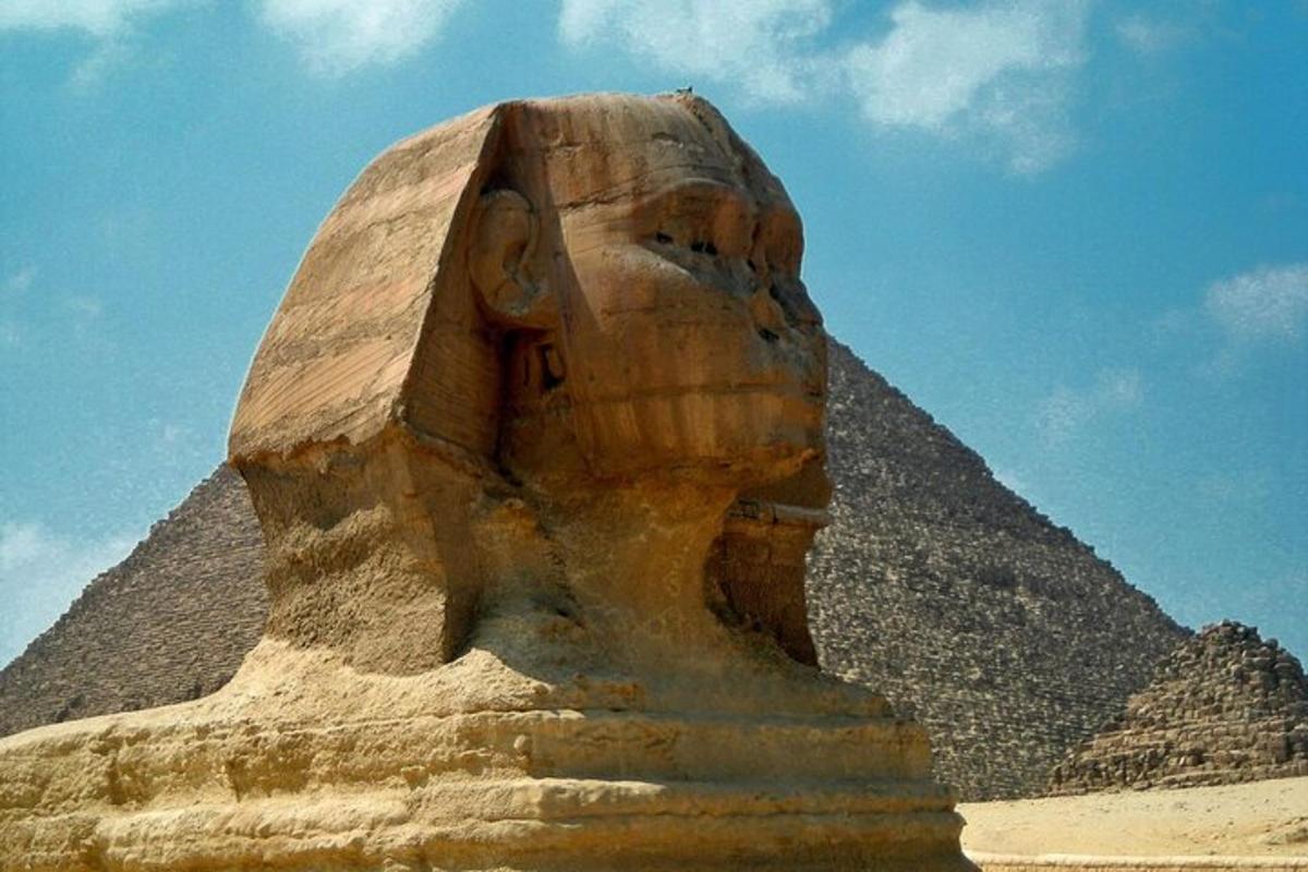 kamenná socha před pyramidou