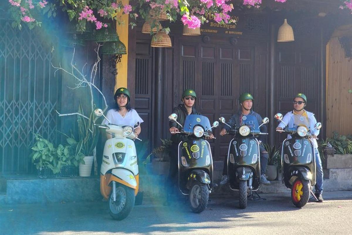 四个人骑着摩托车停在一栋建筑物前