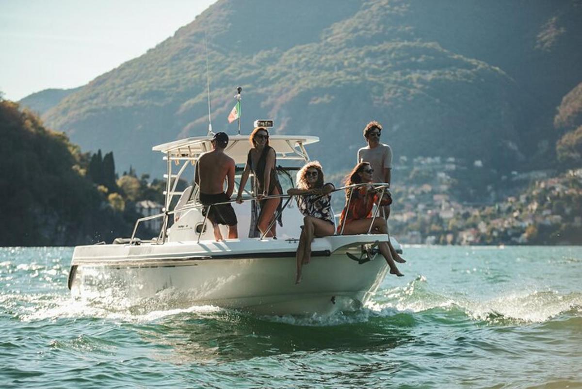 un grupo de personas en un barco en el agua