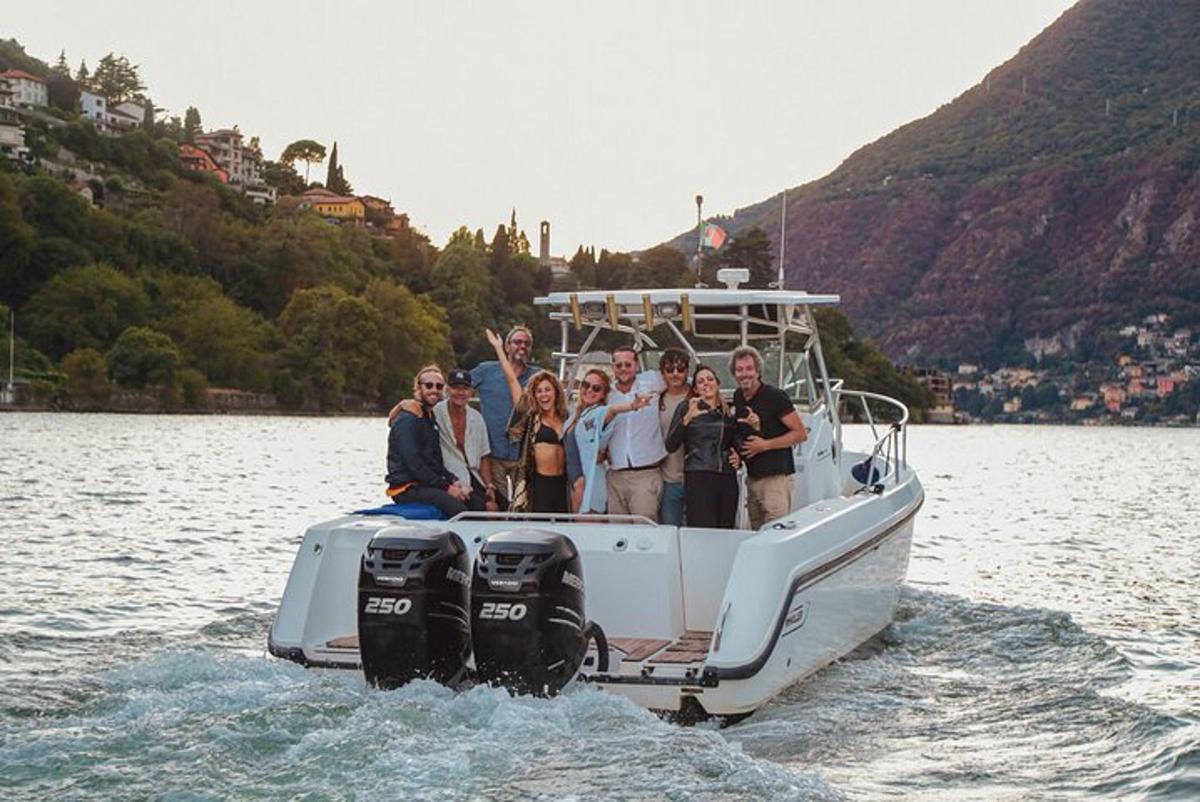un grupo de personas en un barco en el agua