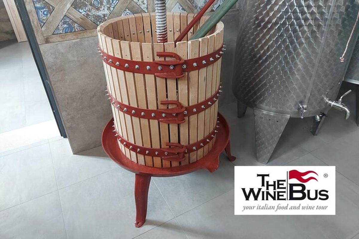 una botte di vino appoggiata su un tavolo