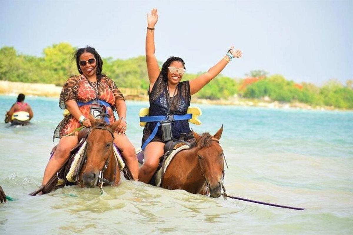due donne a cavallo nell'acqua