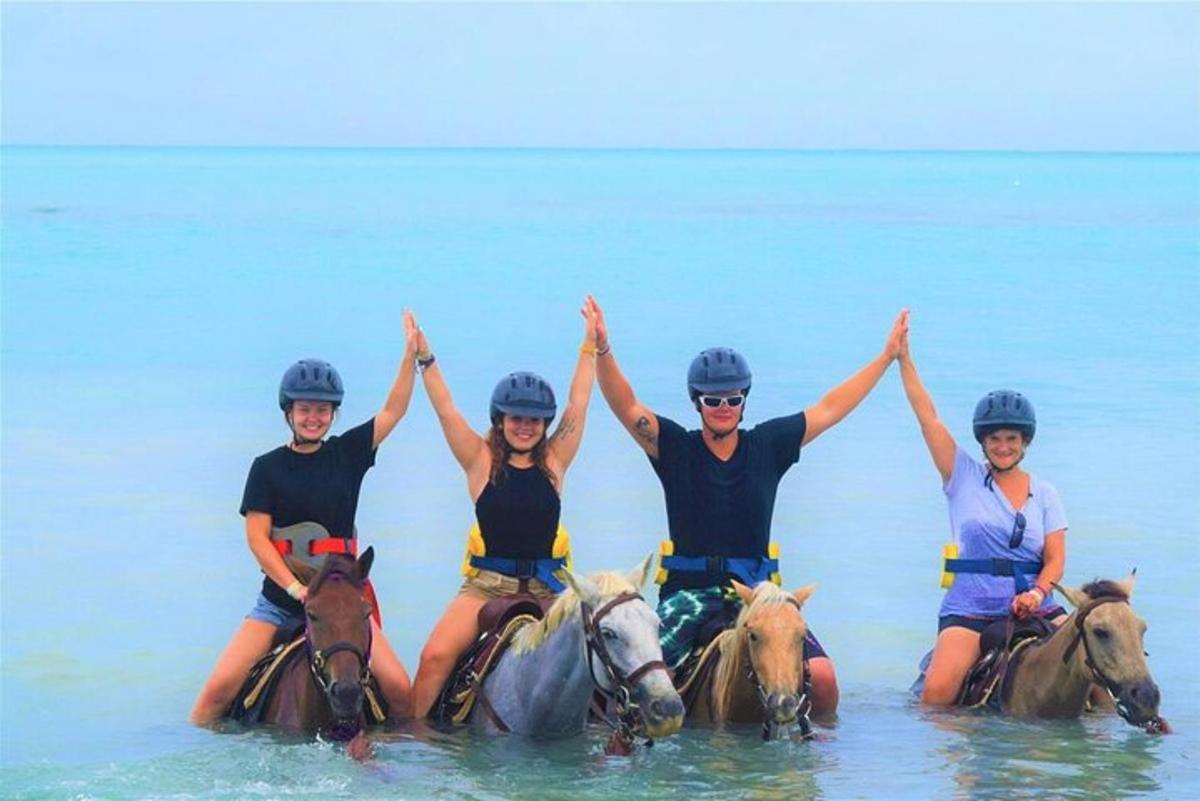 un gruppo di persone a cavallo nell'acqua