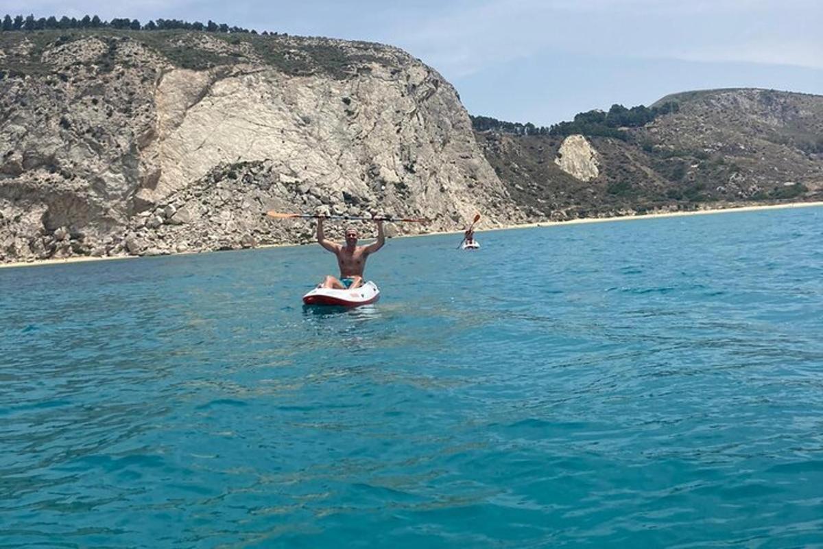 una persona su una barca in acqua