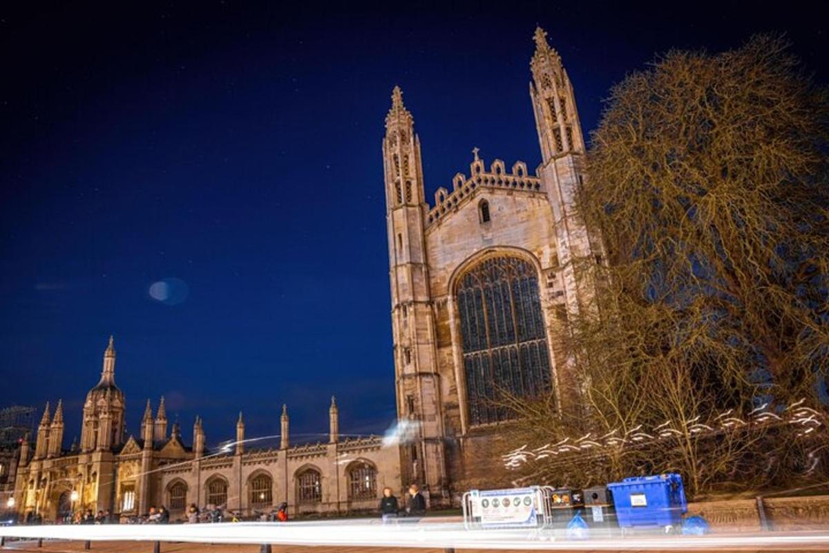 un grande edificio con una torre dell'orologio di notte
